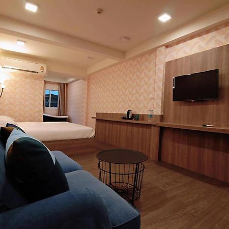 R 17 Living Hotel Банкок Екстериор снимка