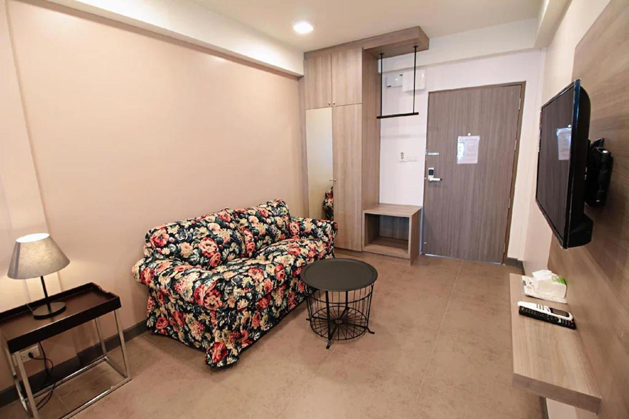 R 17 Living Hotel Банкок Екстериор снимка