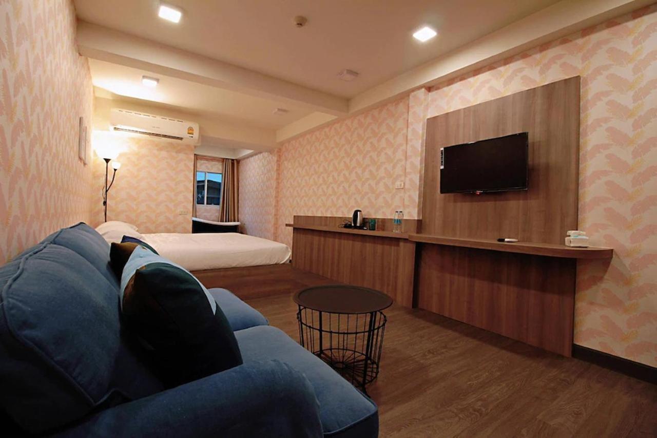 R 17 Living Hotel Банкок Екстериор снимка