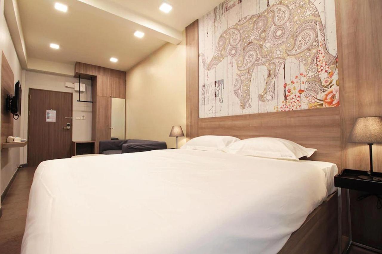 R 17 Living Hotel Банкок Екстериор снимка
