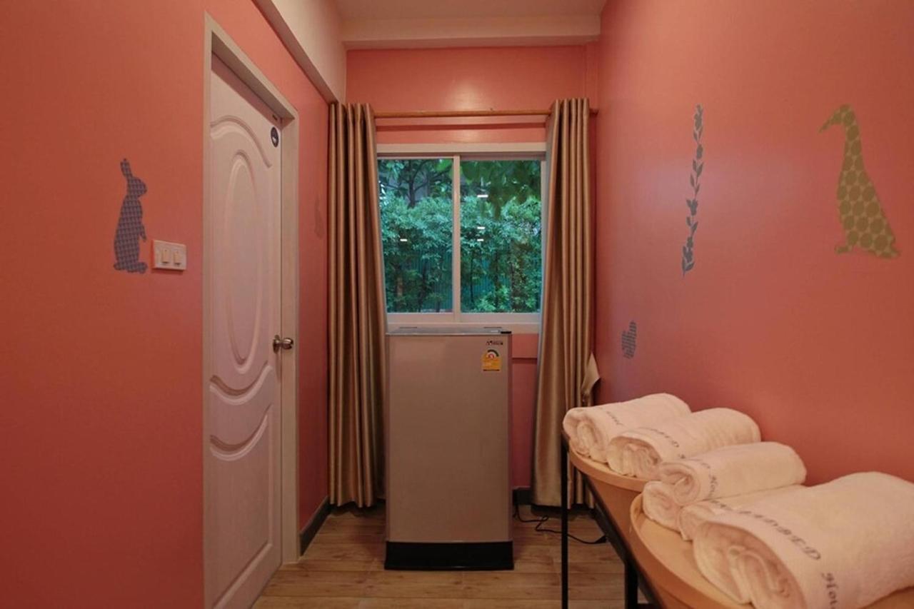 R 17 Living Hotel Банкок Екстериор снимка