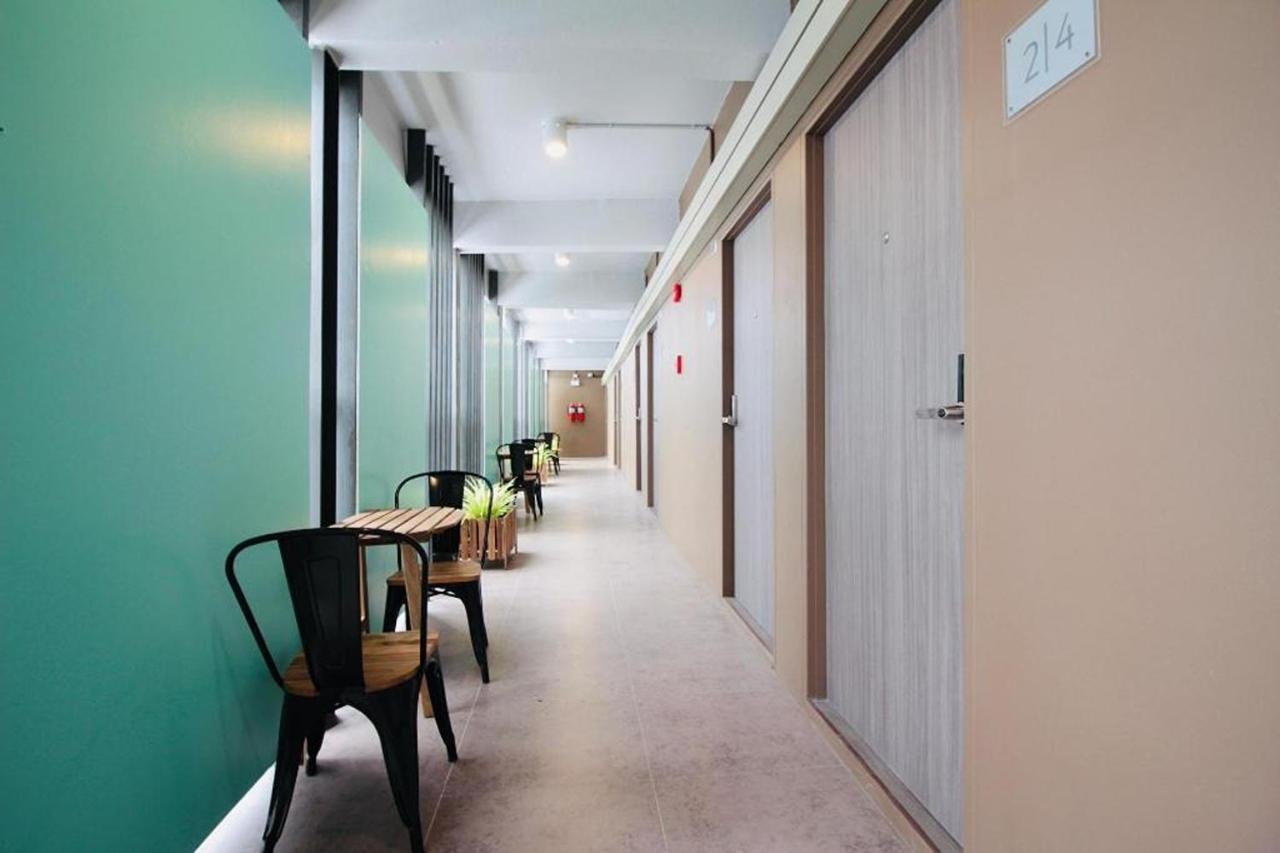 R 17 Living Hotel Банкок Екстериор снимка
