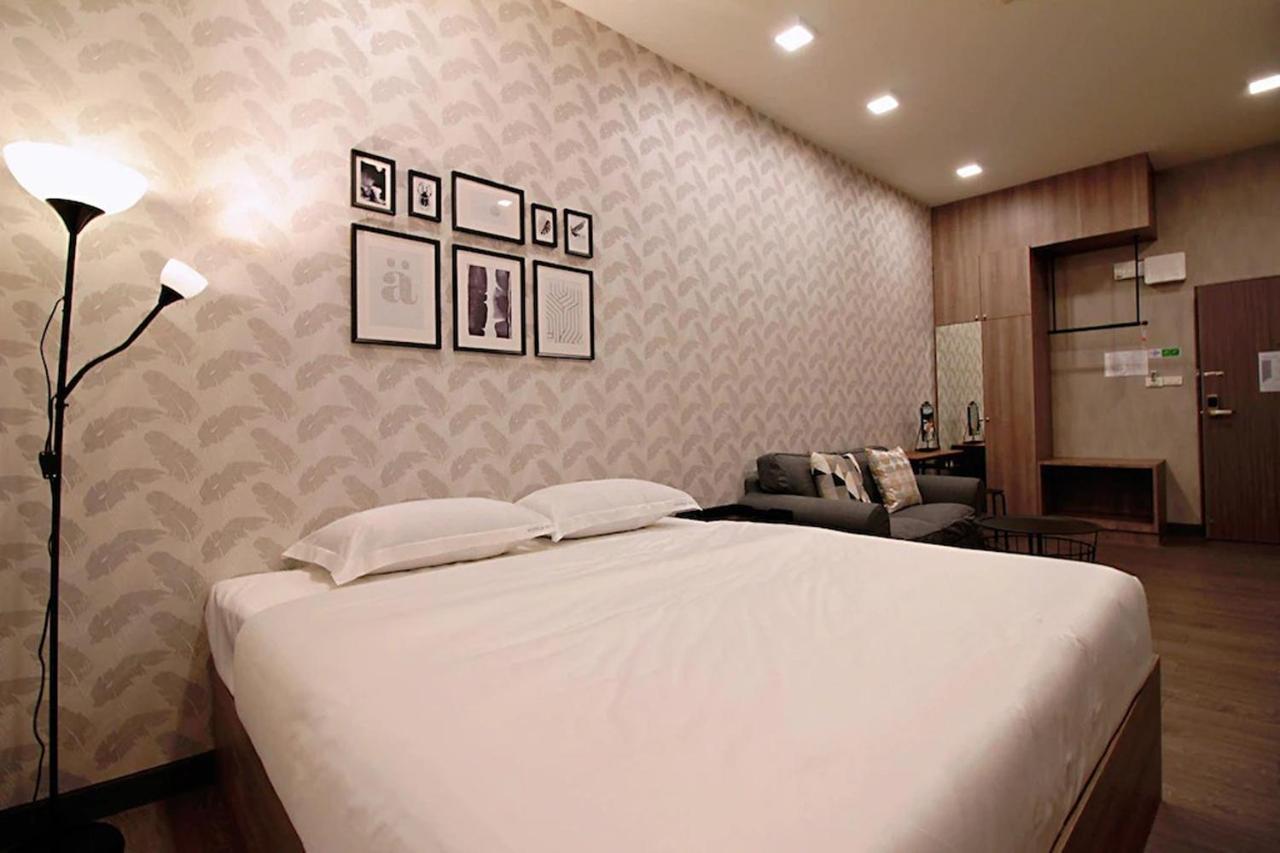 R 17 Living Hotel Банкок Екстериор снимка