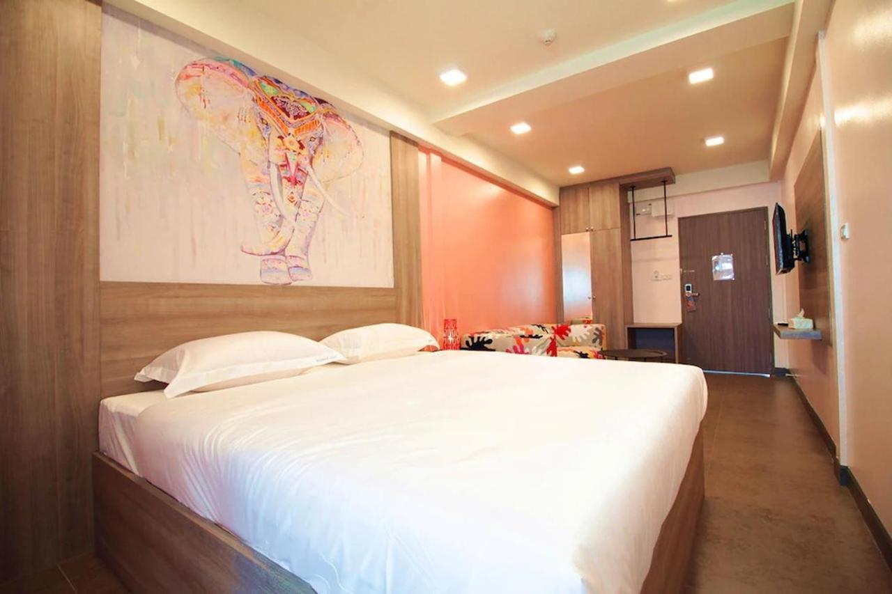 R 17 Living Hotel Банкок Екстериор снимка