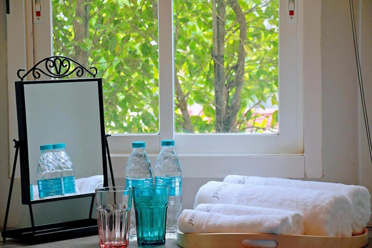 R 17 Living Hotel Банкок Екстериор снимка