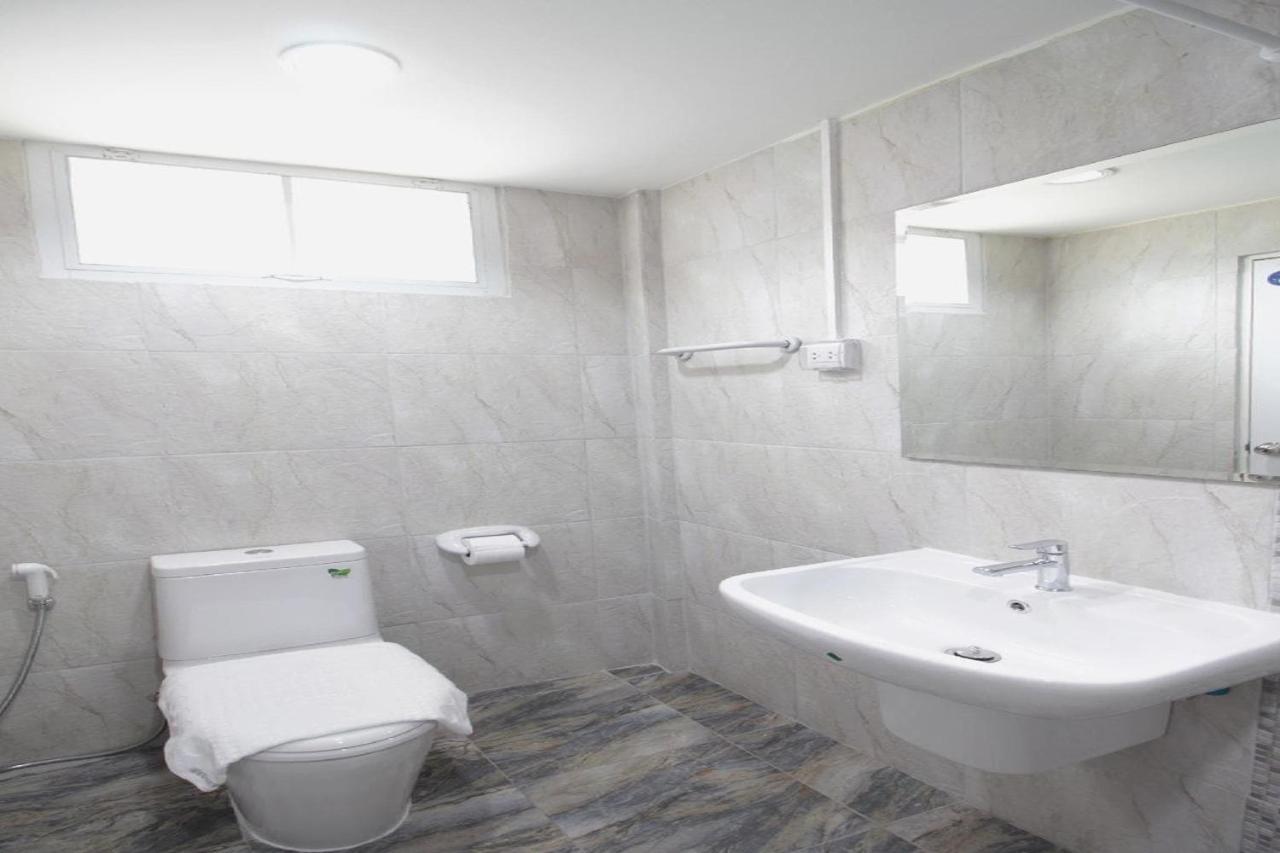 R 17 Living Hotel Банкок Екстериор снимка
